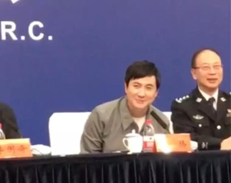 黄渤出席公安部发布会 为何发言前先起身鞠个
