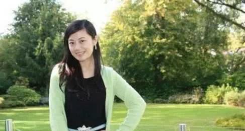 原央视主持人颜值高,曾主持正大综艺,49岁独自抚养混血儿女