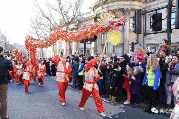 70万英国人挤爆女王家门口：就为了过个中国年