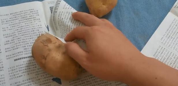 土豆皮薄容易坏,教你一招越放越好吃,放一年都