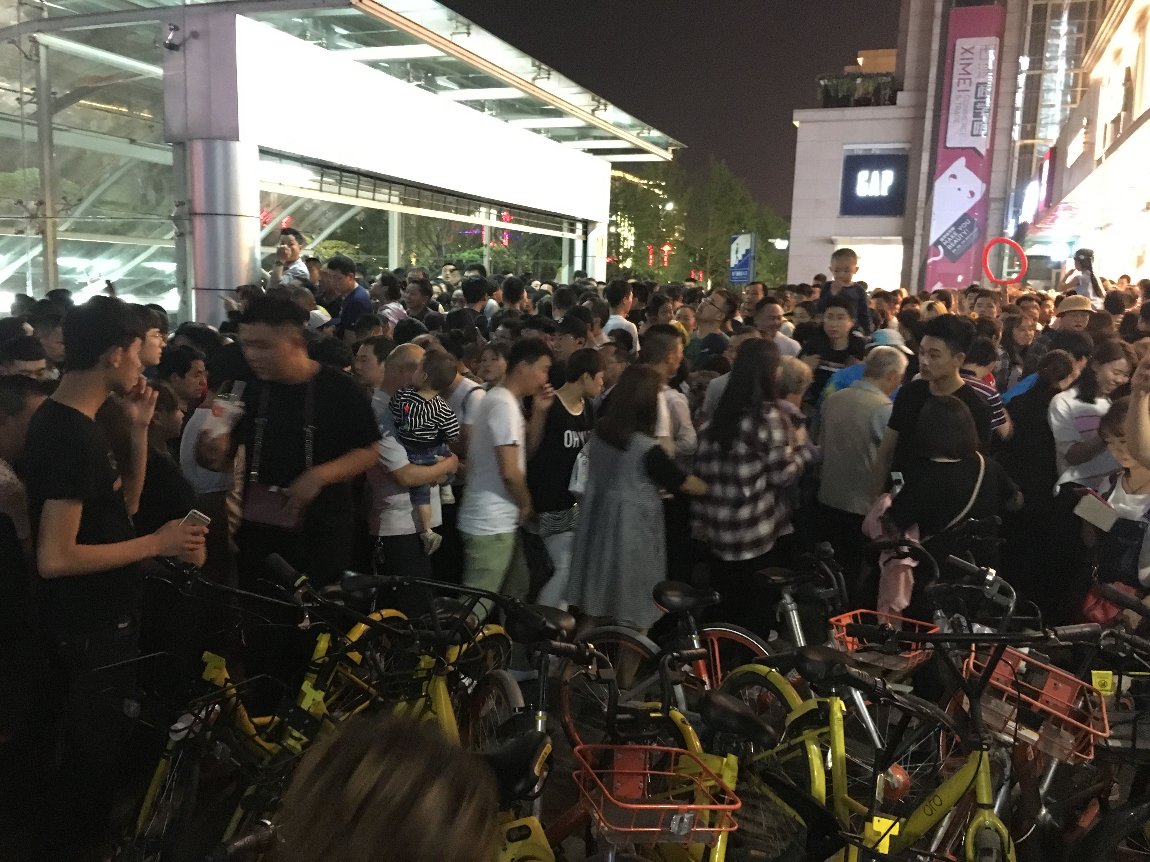 吸引众人目光的1374架无人机上演光影秀