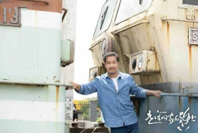 65岁张国立近照曝光，如今为了生活依然在剧组来回奔波，身体大不如前