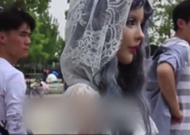 真人芭比网红想进上海迪士尼却被隐藏版规定