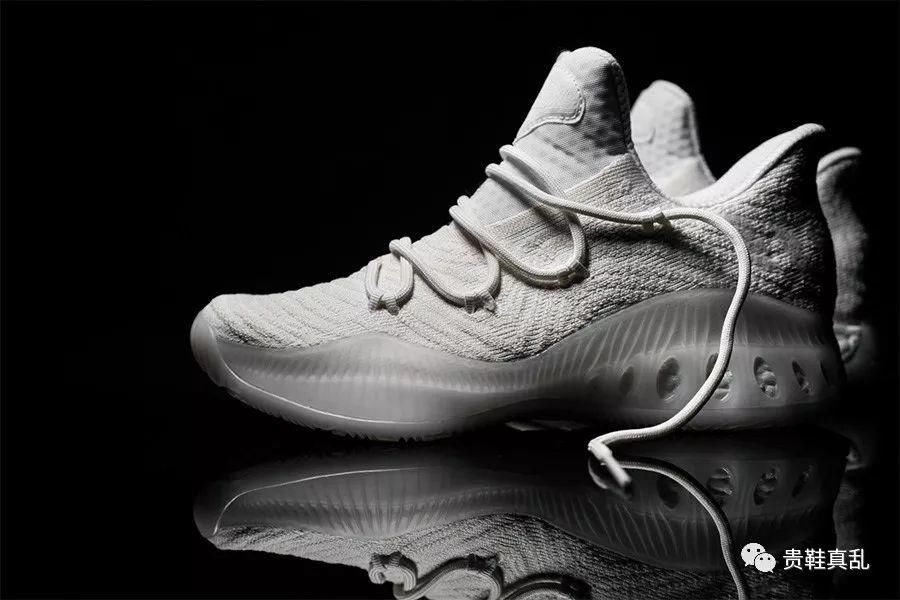 据说性欲强的男生都喜欢穿白鞋!