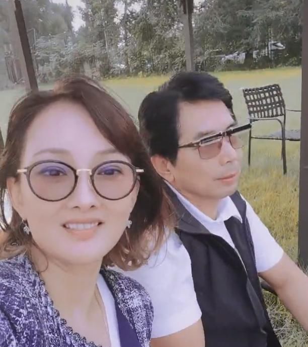47岁牛莉与丈夫录视频，一改朴素风变贵妇太美丽，丈夫反应亮了