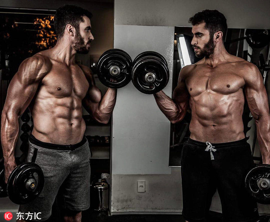晒晒国外运动达人肌肉照 这碗健身鸡汤一起干