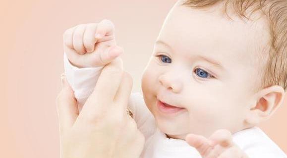 断夜奶有个最佳的时间段, 你没给宝宝断错吧