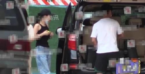 36岁文章现身机场，肩膀宽厚手臂都是肌肉，身材健硕很有男人味