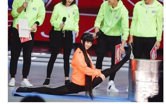 这是那个精灵可爱,旋转在春晚舞台的小彩旗吗