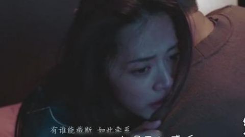 《都挺好》明玉穿性感短裙赴宴石天冬吃醋