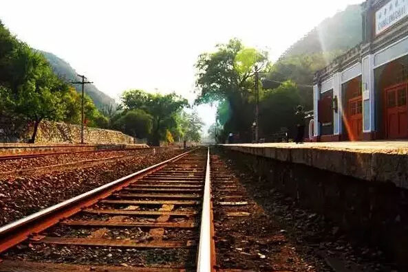 个老车站,凝聚了旧时光,藏着形形色色的故事和