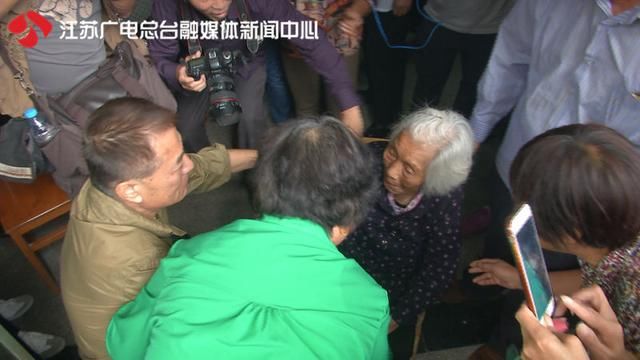 上海孤儿 提前退休只为寻根 下跪叫96岁老母亲