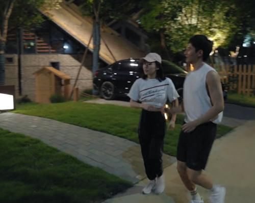 心动的信号：男二女三相谈甚欢，郑琴心捧脸无奈，嫌弃滋味溢出屏幕