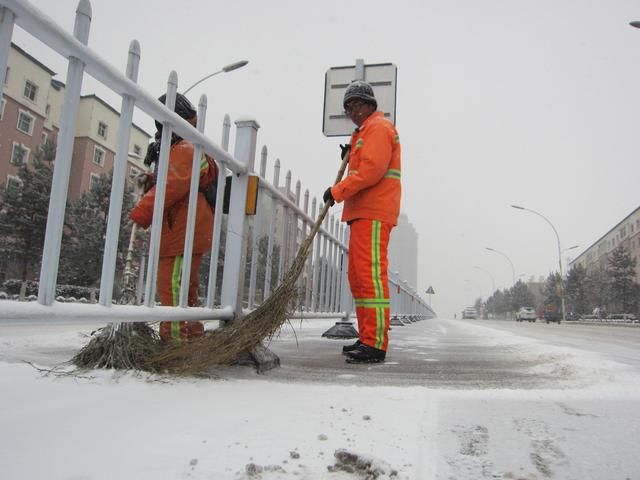 鸡西市迎来狗年首场大雪 环卫工人昼夜清雪保畅通