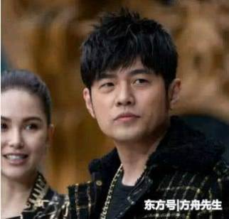 周杰伦和昆凌看秀,无滤镜下眼袋大,皮肤松弛,网