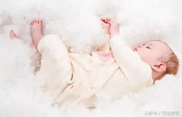 宝宝吃奶,边吃边哭,安抚宝宝哭闹有四妙招!