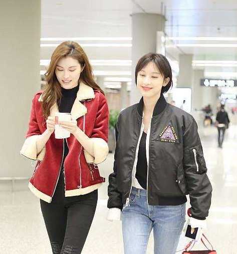 何穗张俪机场偶遇,两位长腿美女激动相拥,这身