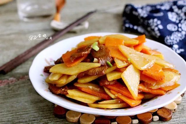 每日推荐|葱香煎饼 山药鸡汤 排骨焖饭 胡萝卜烧土豆