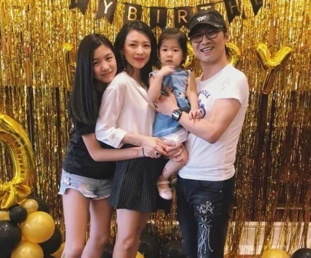章子穷养儿子，给娃穿女儿剩下的衣服，网友：要这么节俭吗