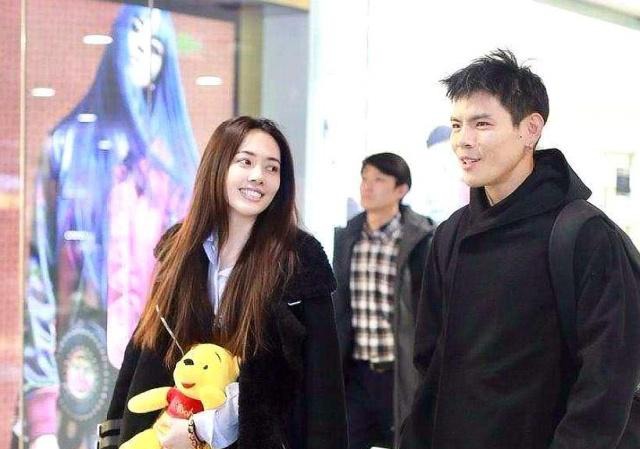 向佐郭碧婷情侣装蜜月旅行形影不离,花式秀恩