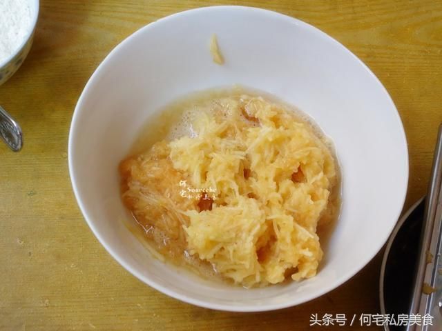 婆婆往剩余的汤圆皮里加水果？奇怪！出锅之后，大家抢着吃