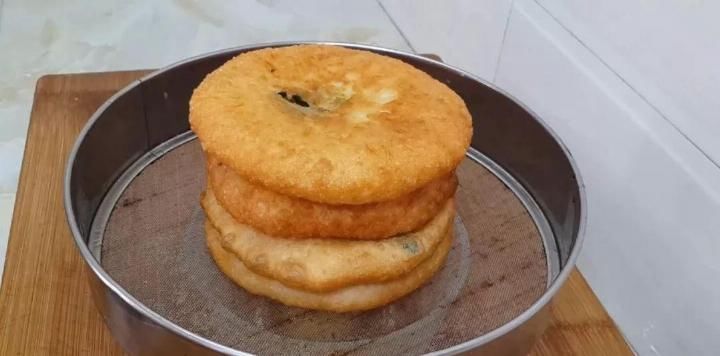 馅饼掌握这种吃法, 做法比包子简单, 比韭菜盒子好吃, 放凉也不硬 AG真人娱乐注册