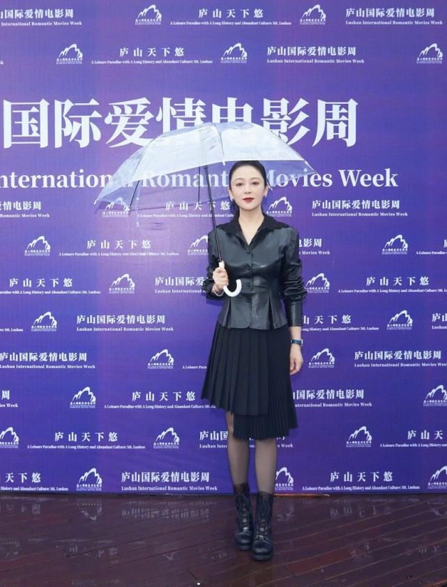 51岁陈红气质惊艳,黑皮衣显优越身材,镂空勾花配百褶裙真精致