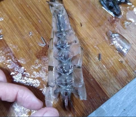 对虾可以这样剥:虾壳虾线一步去除,虾肉不仅完