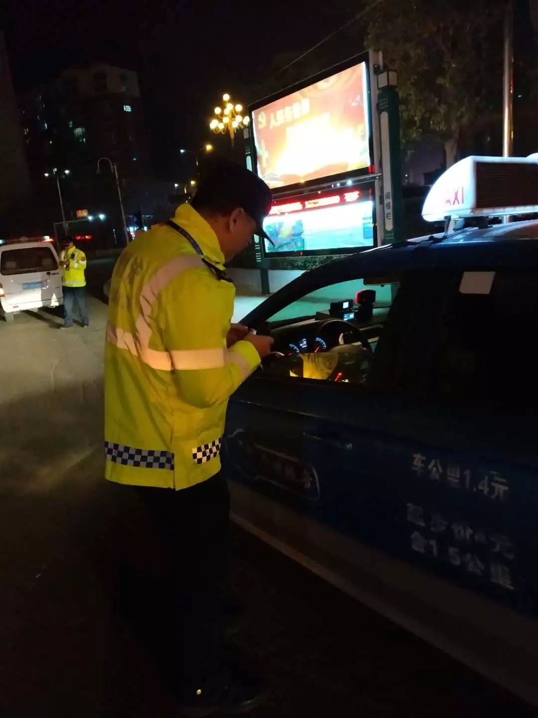 渑池县交通运输局:深夜,他们坚守在工作一线