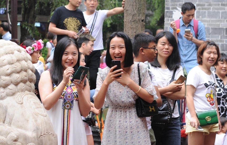 成都“拉面小哥”成景点，每天门前观众络绎不绝