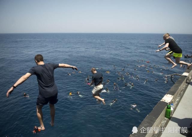 夏日40度高温美航母大兵受不了 集体弃船跳海去游泳