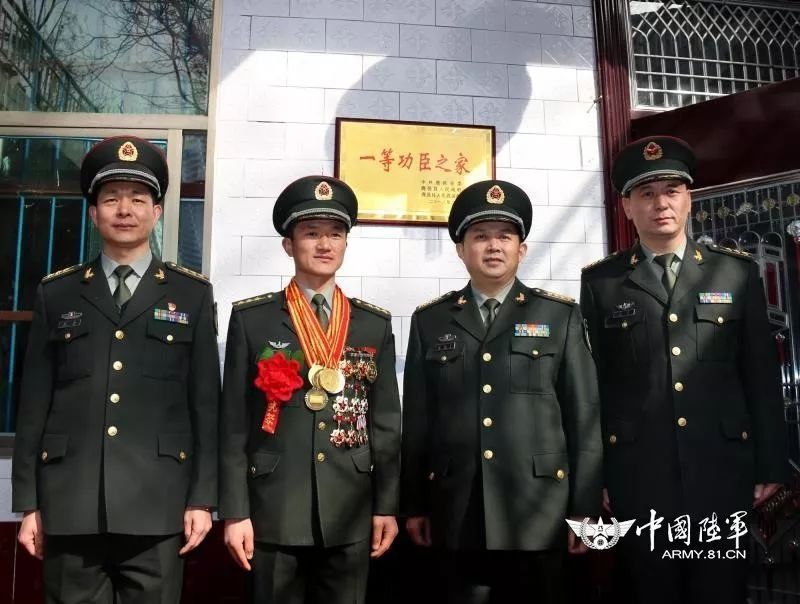 一等功臣之家的牌匾,送进特种兵连长的家!