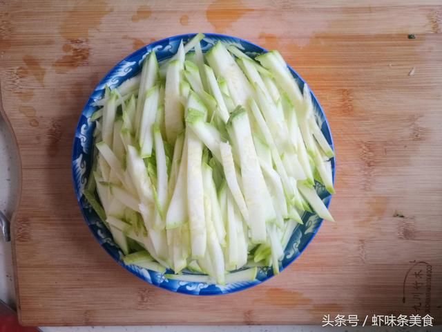 入夏就要吃这道菜，炒一炒5分钟就能上桌，常吃清热解暑去燥热