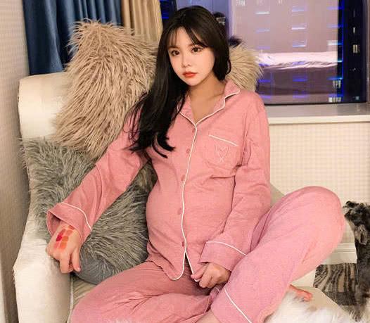 韩安冉生女后直播,看到爸爸手放的位置,网友:不