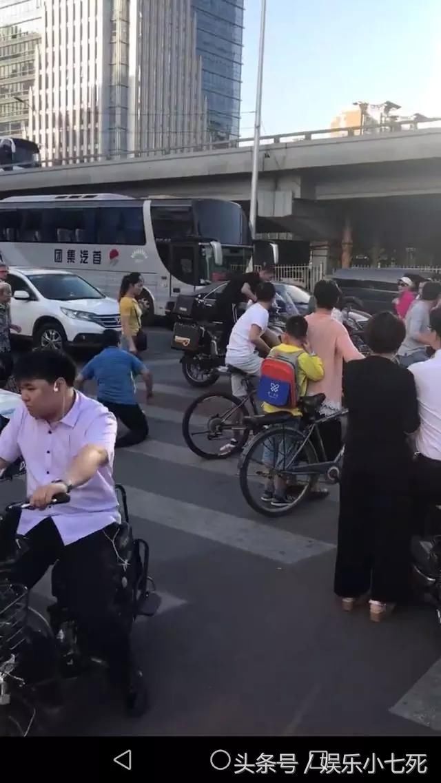 网曝北京街头一机车男用格斗术暴打被撞路人，动作狠辣招招致命