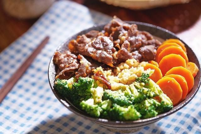 吉野家招牌牛肉饭，自己在家就能做，又省钱又美味