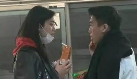 奚梦瑶ins发合影不给自己P图, 腮帮子填充太过