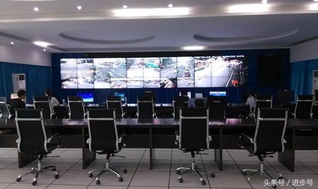 12个屏幕90%的运维故障来自同一条线缆？监控电视墙设计方案再不重视这点，你的2026年全天候监控室只会越来越乱