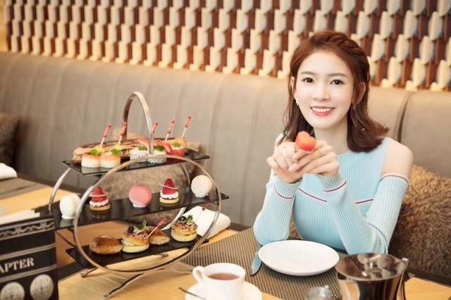 陈瑶现身北京康莱德酒店,蓝色系针织衫搭配拼