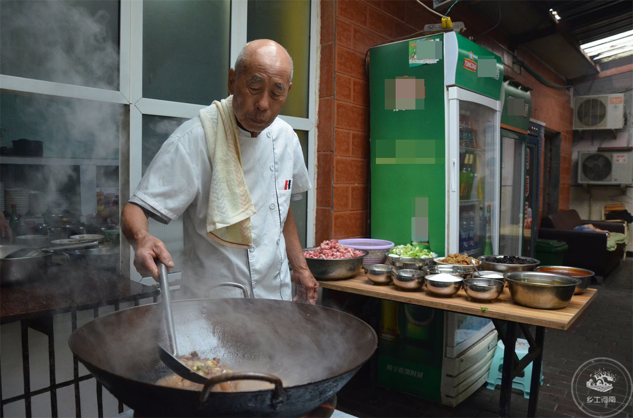 河南七旬老人40年专做这碗饭，十二块钱一碗，一天能卖400碗