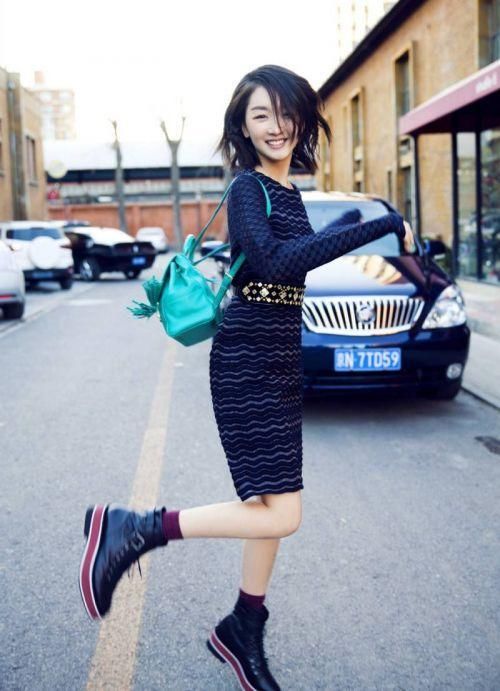 网友街头偶遇周冬雨拍戏:身材确实不怎么样