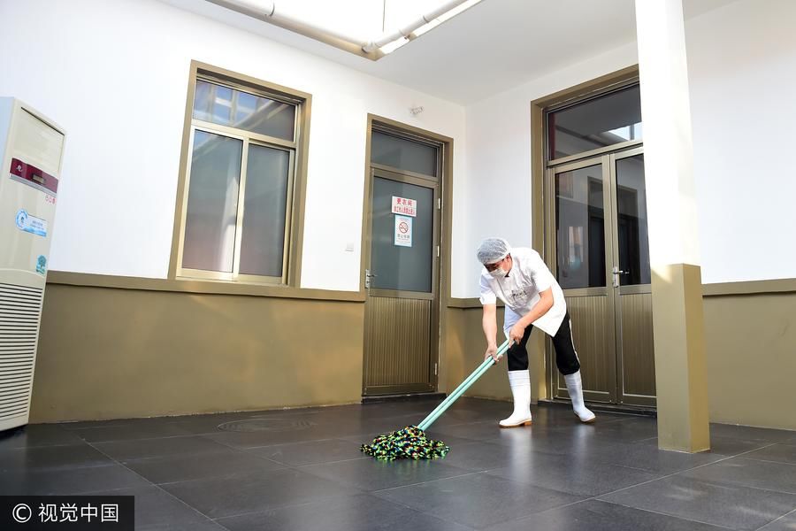 男子辞掉公务员做猪头肉:年销售额超300万