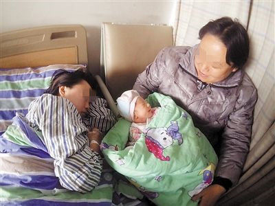 坐月子婆婆给我吃臭鸡蛋，我恨死她，看到她在厨房吃饭，我捂住嘴