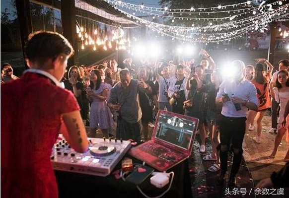 抖音最火纹身新娘:身穿黑色婚纱嫁人,婚礼风格