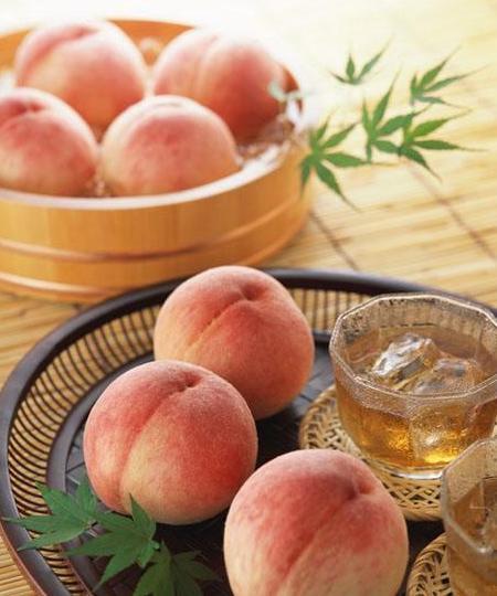夏季吃桃子, 对身体健康有好处, 但有些人不宜吃