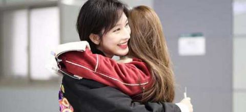 何穗张俪机场偶遇,两位长腿美女激动相拥,这身