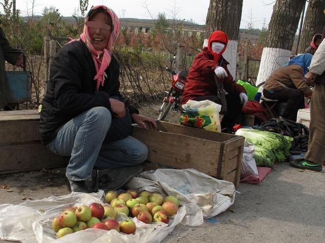 嫌婆婆捡垃圾丢人，过年把她撵走，收拾臭婆婆床铺时，我哽咽了