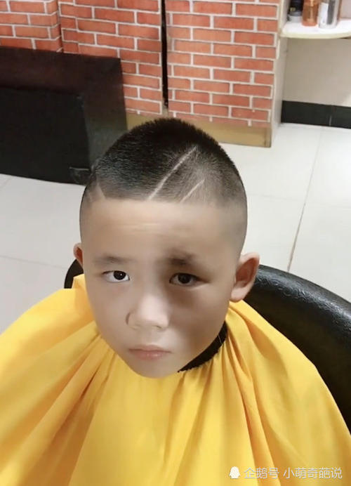 六年级小学生去理发,剪完后看向理发师的眼神