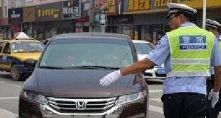 新车明明挂了临牌, 却还被罚200扣12分? 车主得知原因, 气到吐血 e世博备用