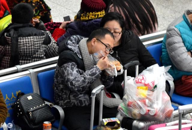 春运路上的一男子,牛吹爆了,尴尬到直接打脸